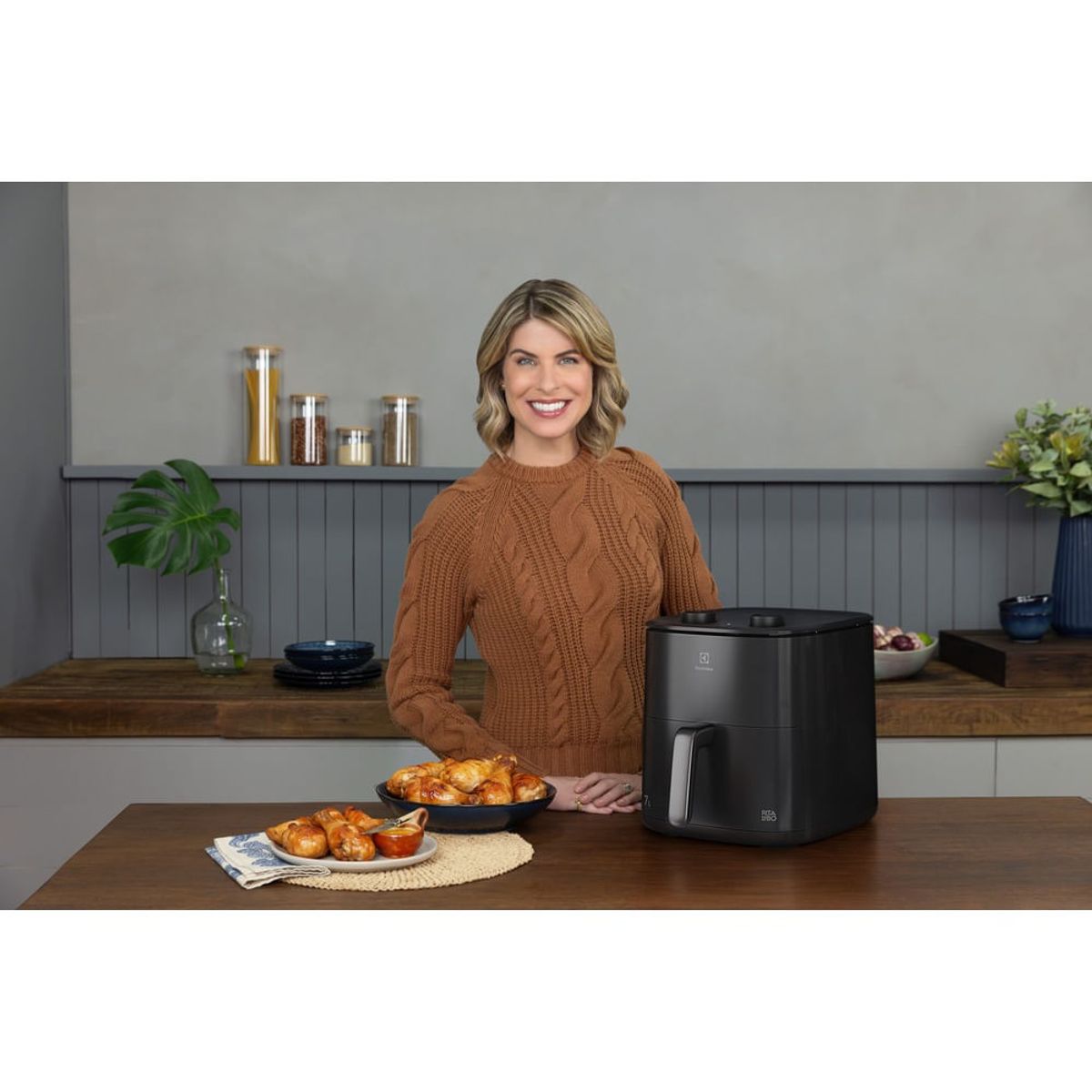 Airfryer_EAF70_Insitu_Electrolux_Portuguese-1000x1000
