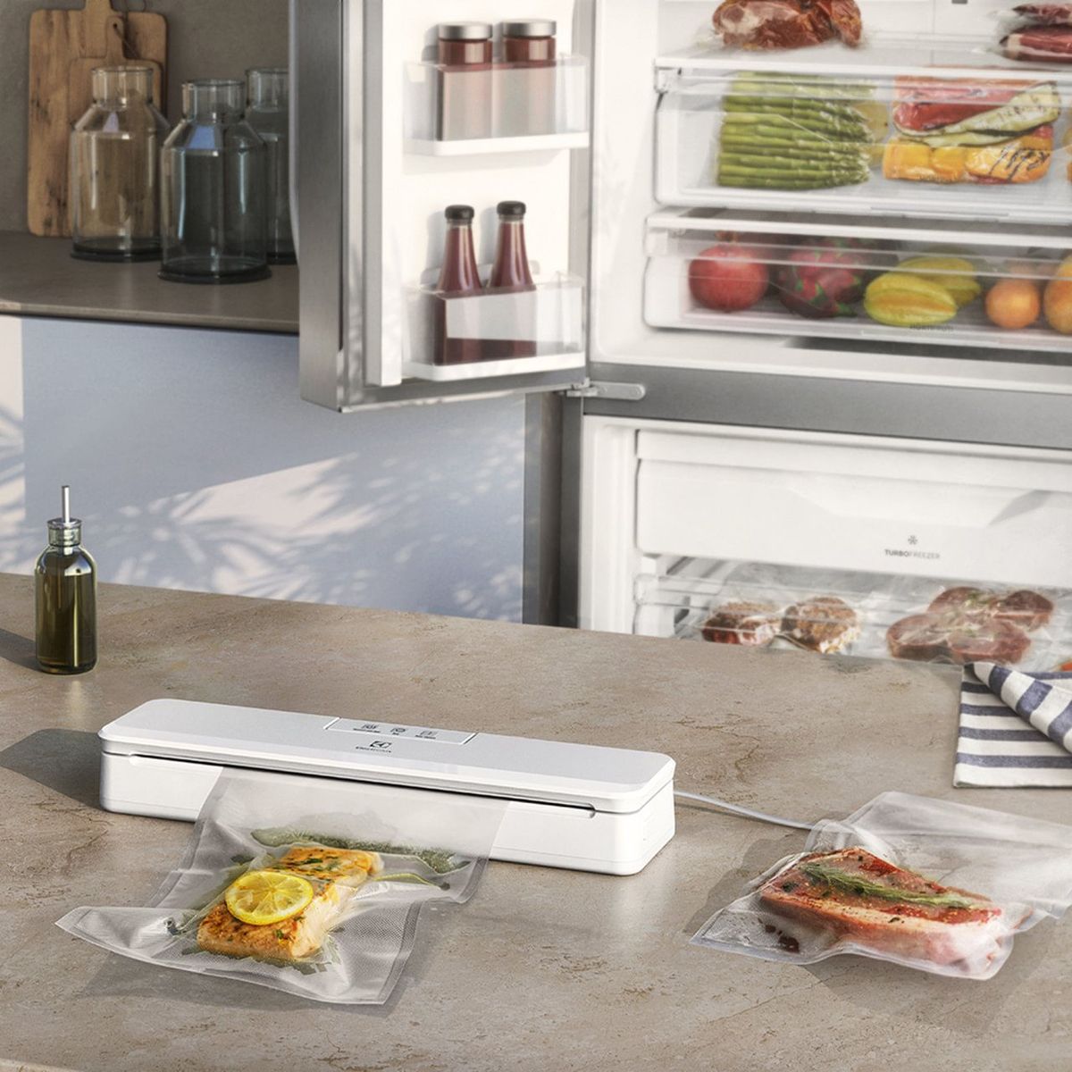 VacuumSealer_Kitchen_Preservation_Electrolux_1000x1000_